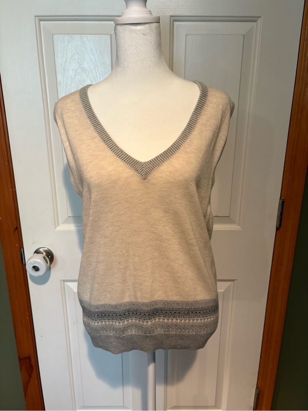 Banana Republic Cream Sleeveless V-Neck Sweater with Gray Trim